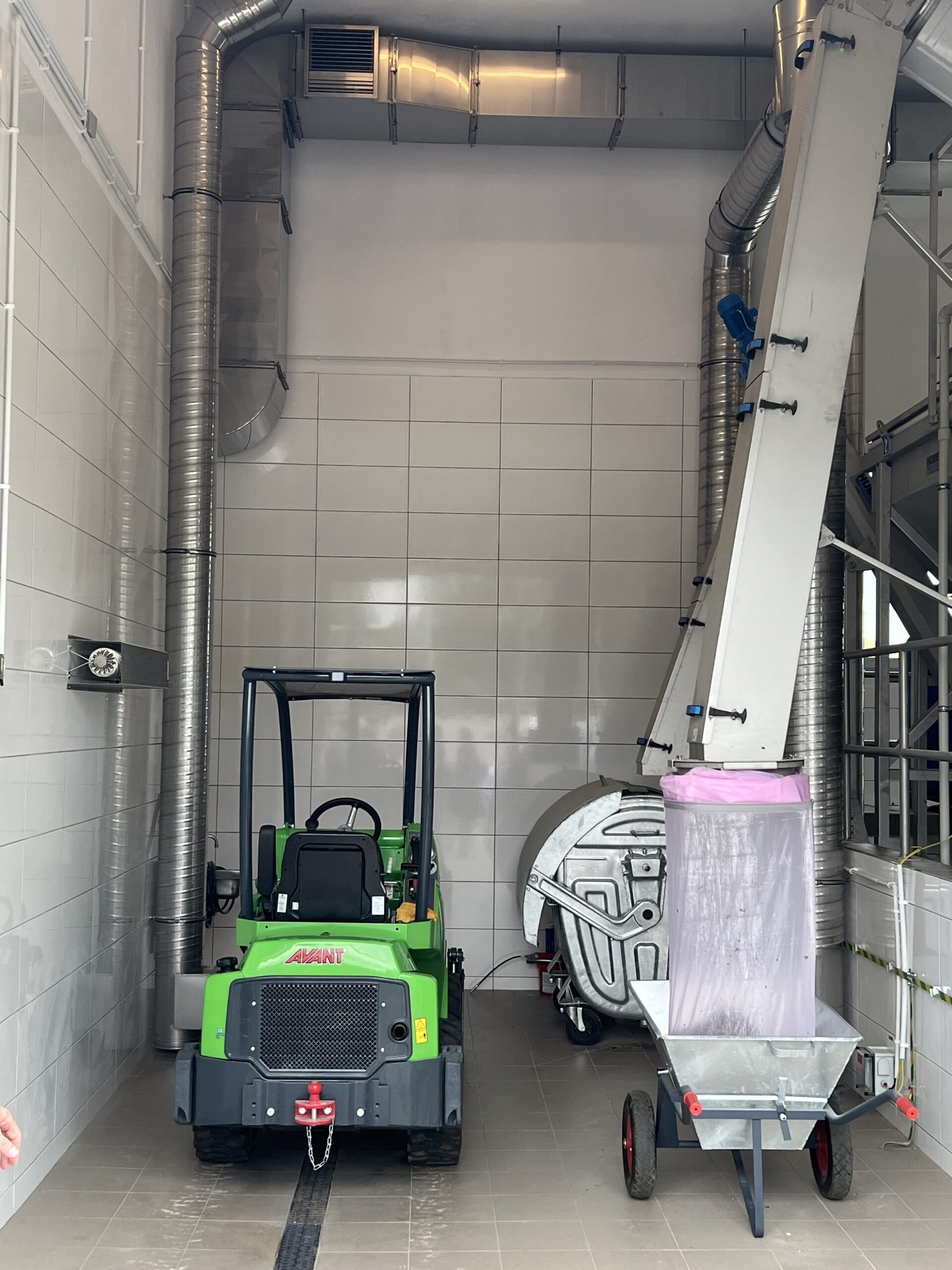 Zdjęcie przedstawia urządzenia wewnątrz oczyszczalni ścieków.