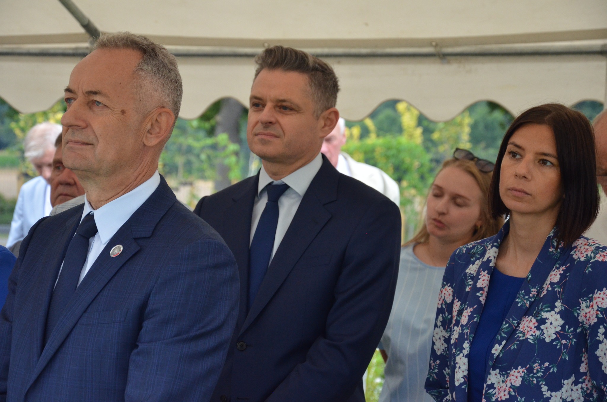 Zdjęcie przedstawia zgromadzonych pod namiotem gości uroczystości, w tym Zarząd WFOŚiGW w Poznaniu.