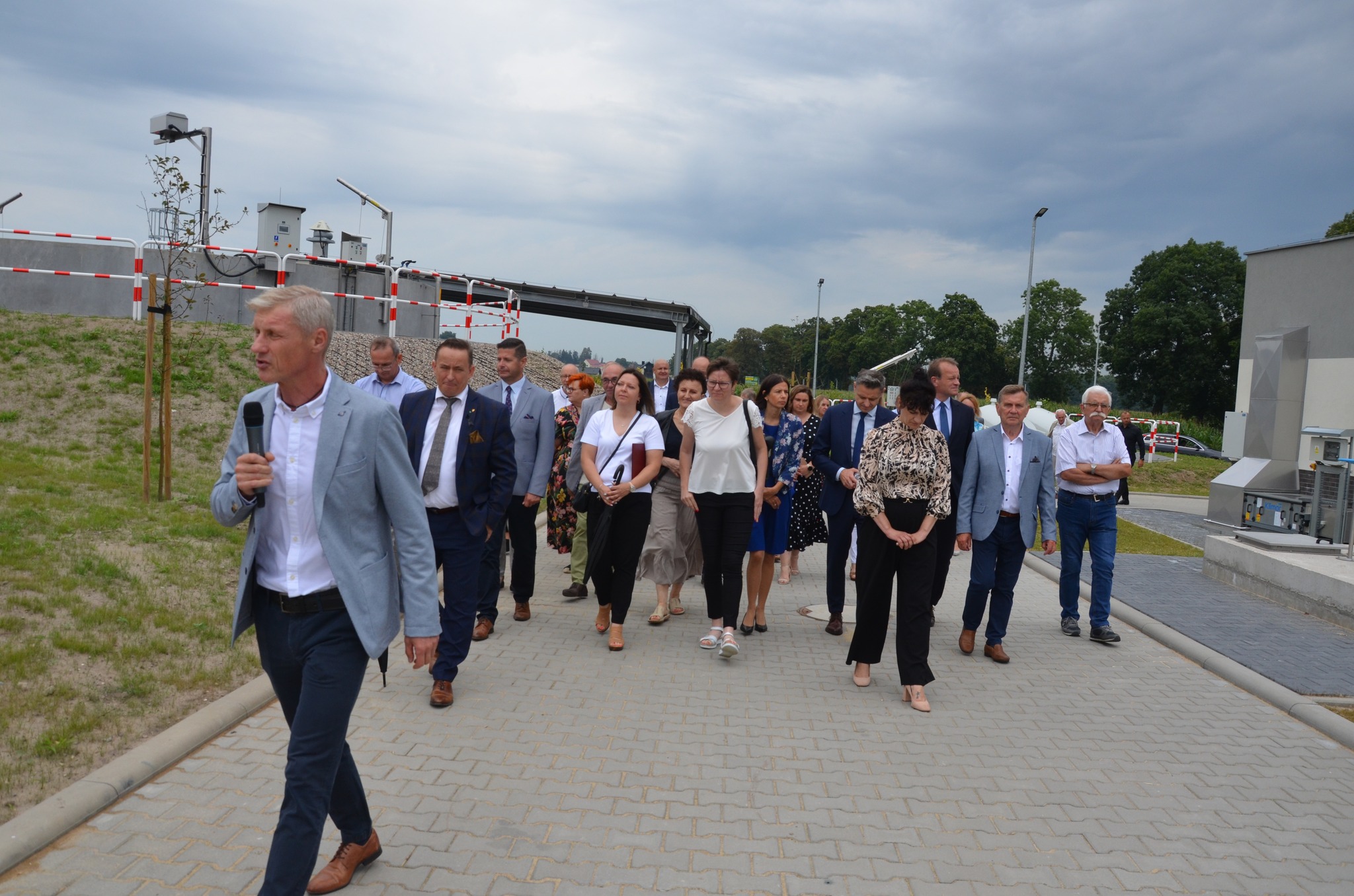 Goście uroczystości w trakcie zwiedzania terenu oczyszczalni ścieków.