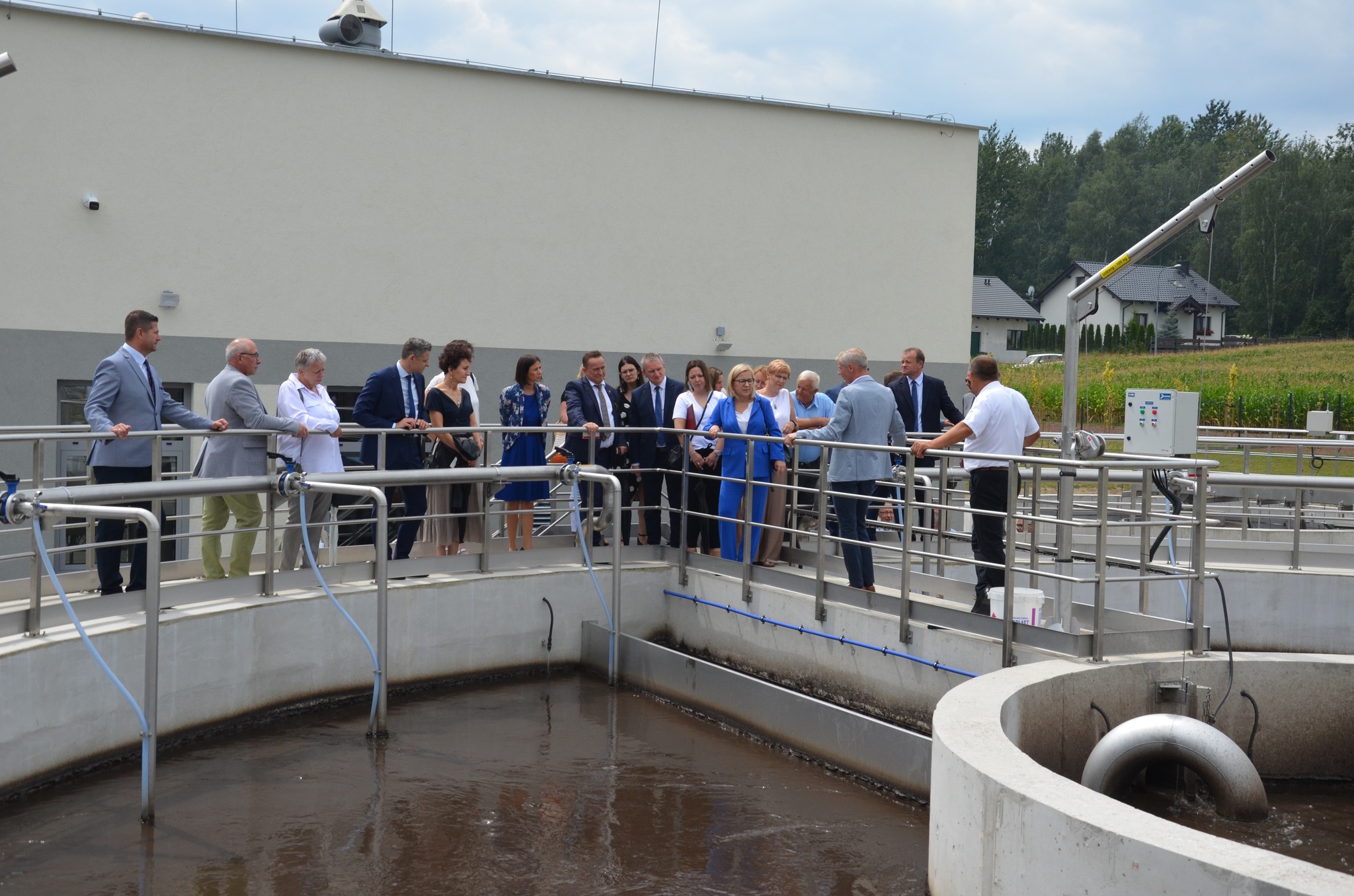 Goście uroczystości w trakcie zwiedzania terenu oczyszczalni ścieków.