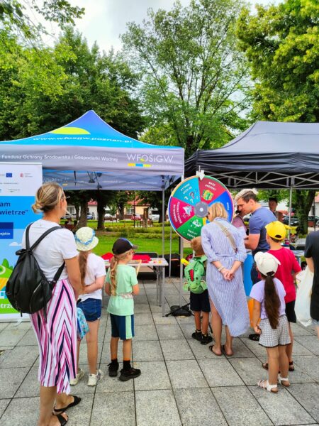 Stoiko WFOŚiGW w Poznaniu, a przednim kolejka do wzięcia udziału w zabawie "Ekologiczne koło fortuny"