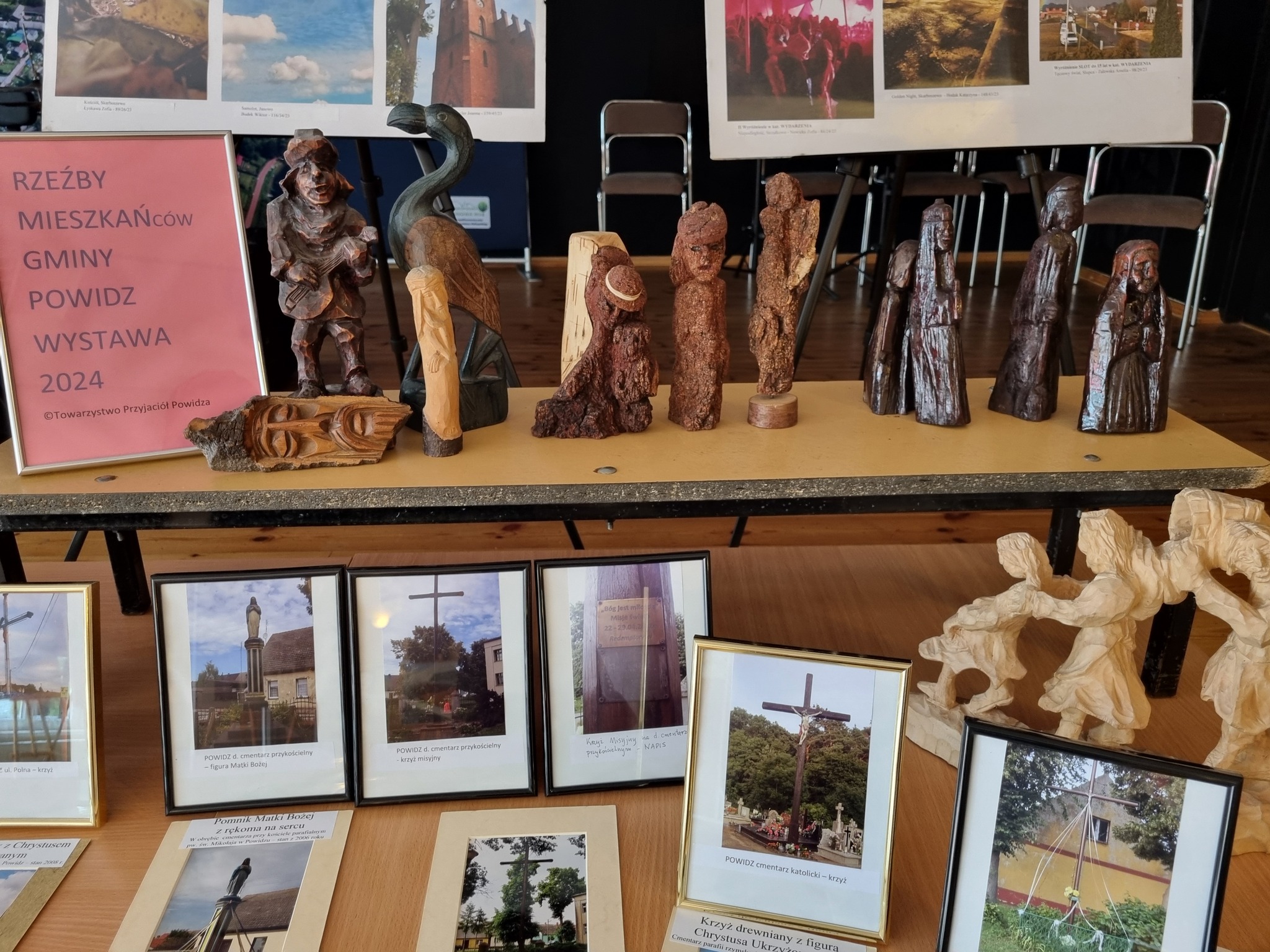 Wystawa rzeźb i figurek wykonanych przez mieszkańców gminy Powidz.