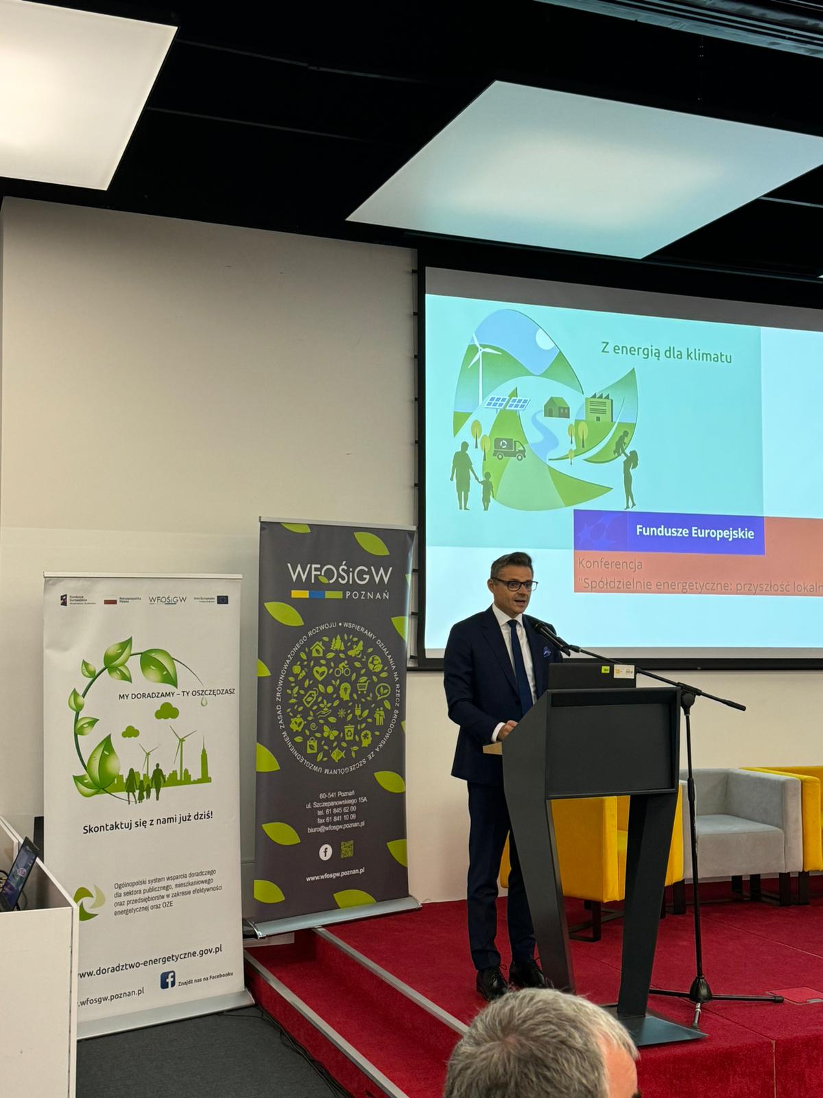 Jedna osoba stoi na scenie i wygłasza swoje przemówienie.