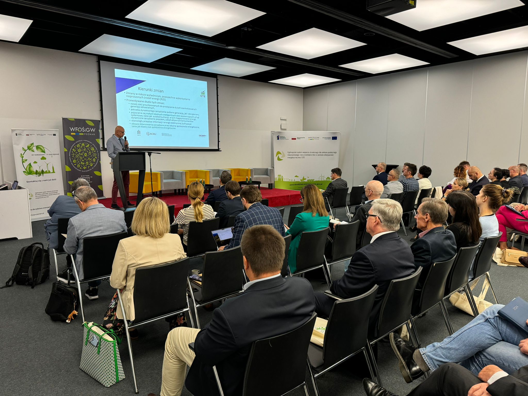 Jedna osoba stoi na scenie i wygłasza swoje przemówienie.