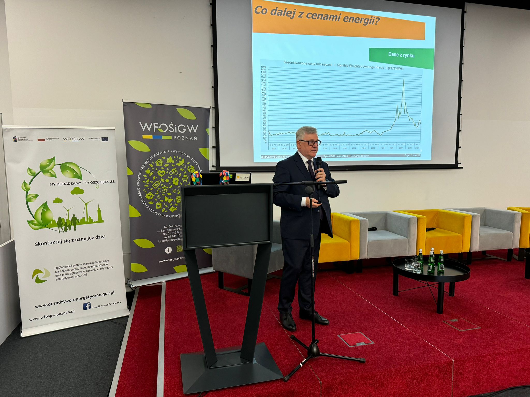 Jedna osoba stoi na środku przed uczestnikami i wygłasza swoją prelekcję na konferencji.