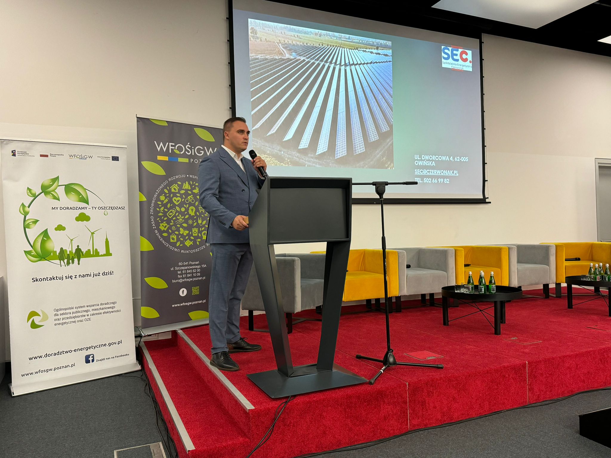 Jedna osoba stoi na środku przed uczestnikami i wygłasza swoją prelekcję na konferencji.