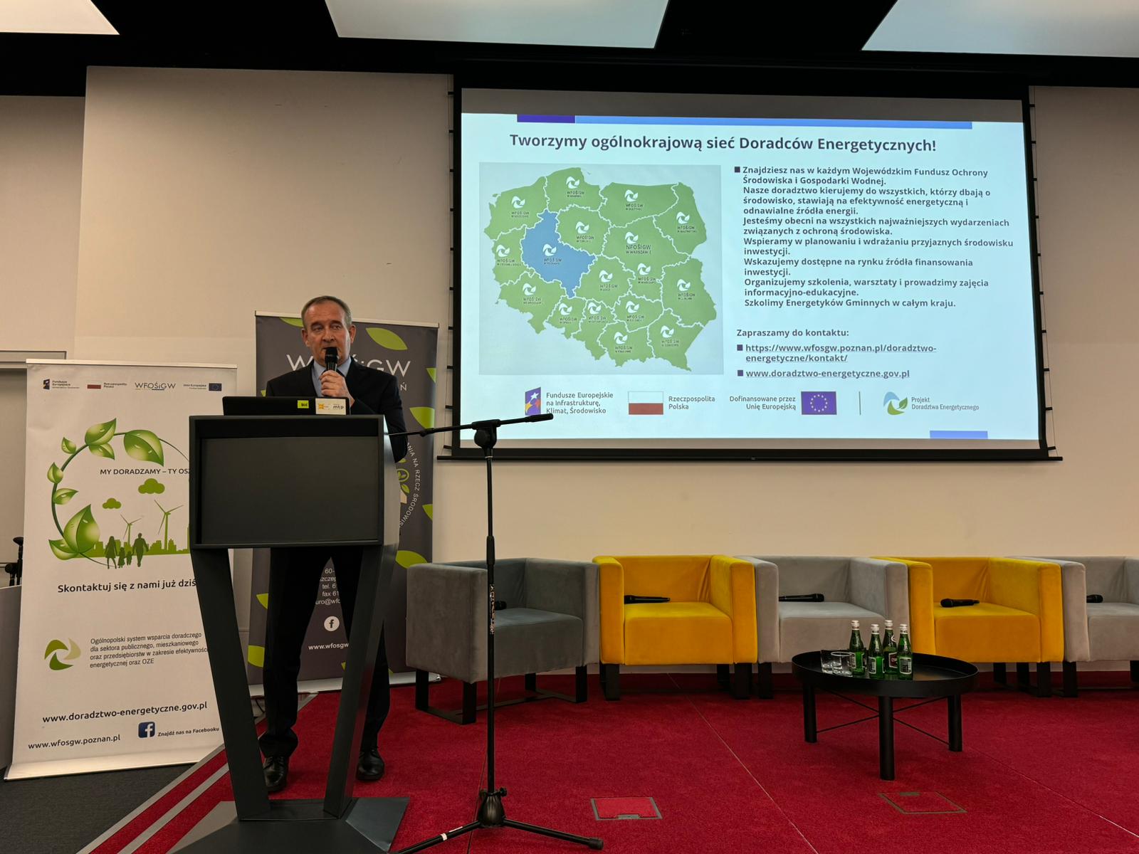 Jedna osoba stoi na środku przed uczestnikami i wygłasza swoją prelekcję na konferencji.