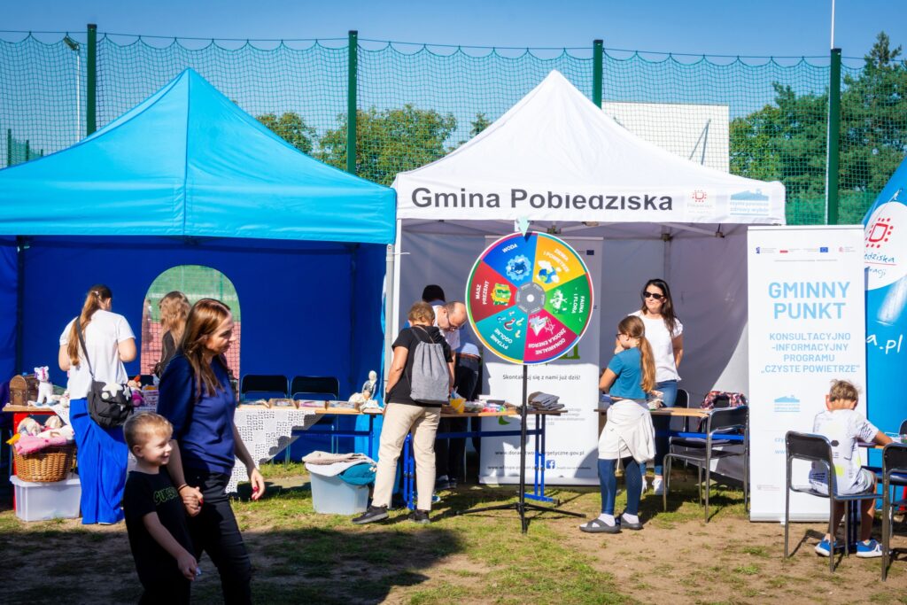 Widok na stoiska podczas festynu