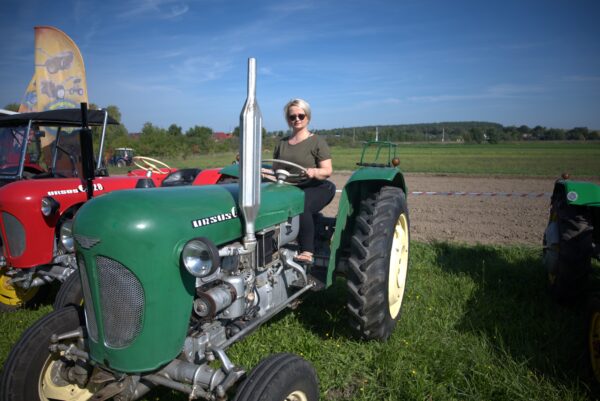 Zdjęcie przedstawia maszynę rolniczą
