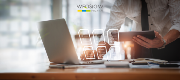 Zdjęcie przedstawia planowanie - komputer, dokumenty i plany, nad którymi pracuje mężczyzna.