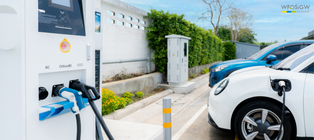 Zdjęcie przedstawia ładowanie samochodu elektrycznego na ogólnodostępnej stacji ładowania.