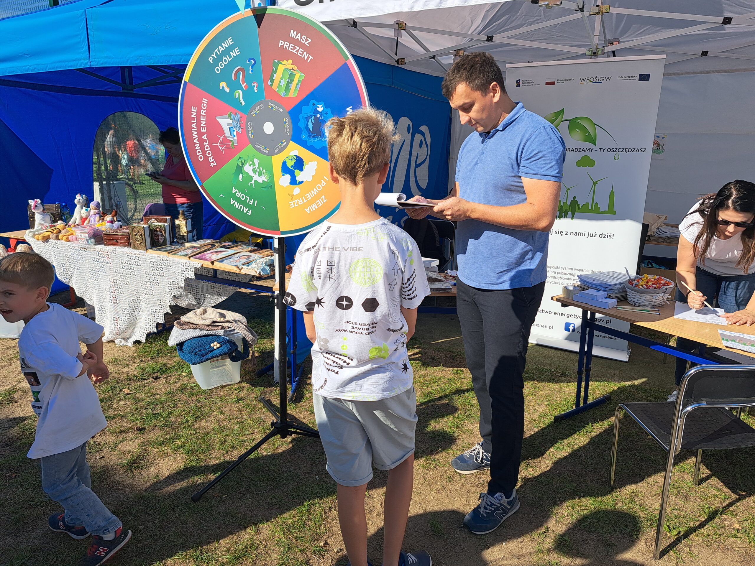 Przy kole fortuny stoi jedna osoba i zadaje pytanie konkursowe dziecku.