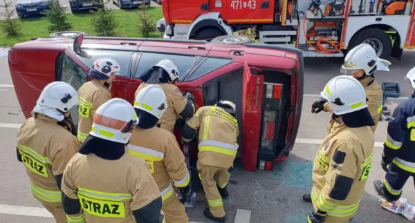 Strażacy z OSP podczas akcji. Pomagają ofiarom wypadku samochodowego.