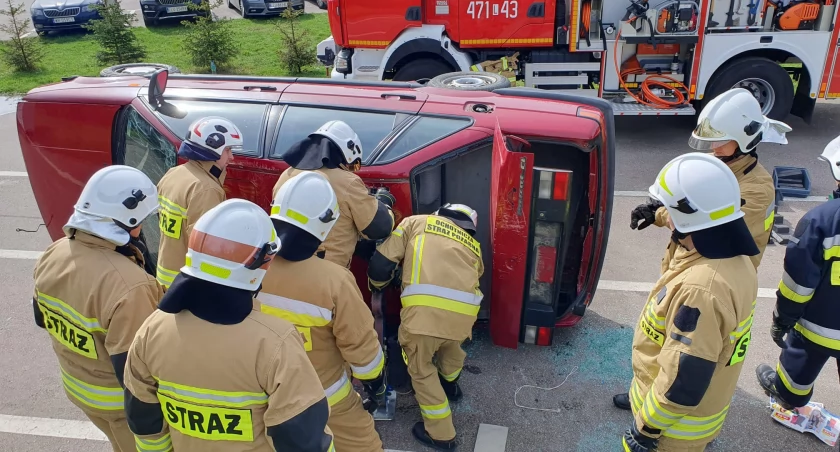 Strażacy z OSP podczas akcji. Pomagają ofiarom wypadku samochodowego.