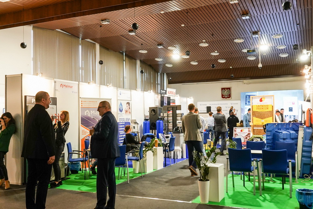 Zdjęcie przedstawia przestrzeń, na której dostępne są stoika targowe.