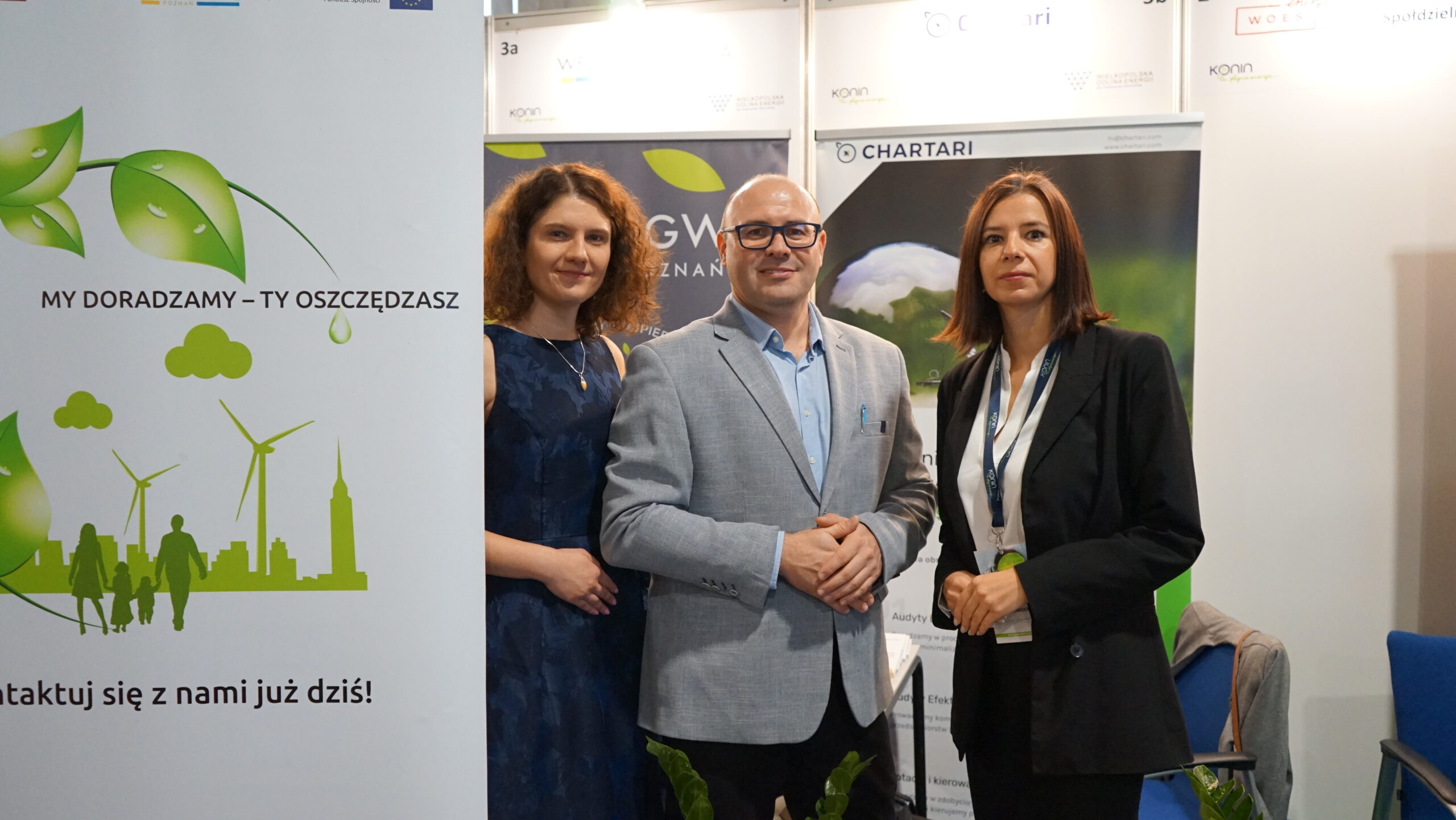 Na zdjęciu stoją 3 osoby na tle bannerów reklamowych Wojewódzkiego Funduszu Ochrony Środowiska i Gospodarki Wodnej w Poznaniu.