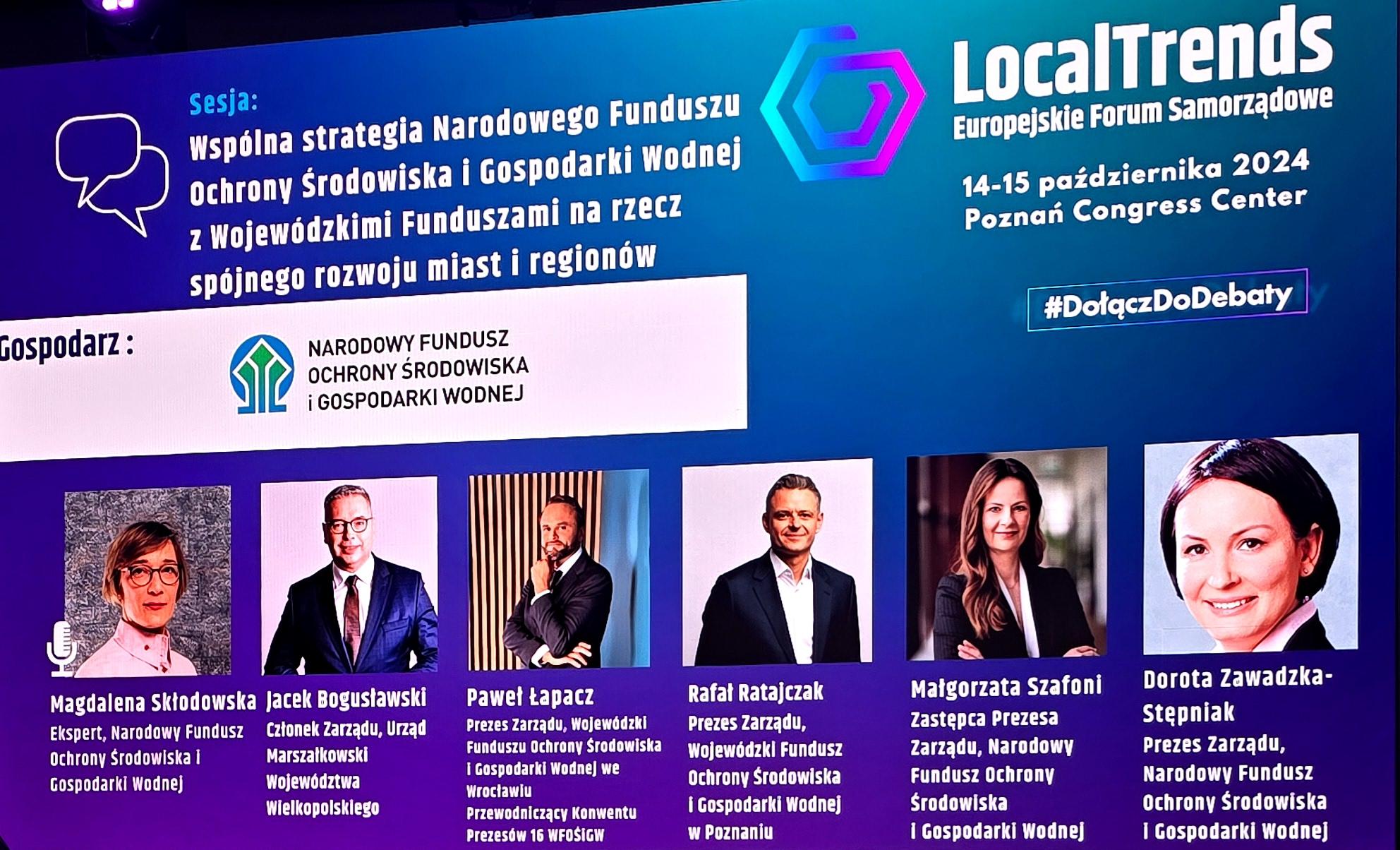Widok na ekran z tytułemy panelu dyskusyjnego oraz nazwiskami występujących panelistów.