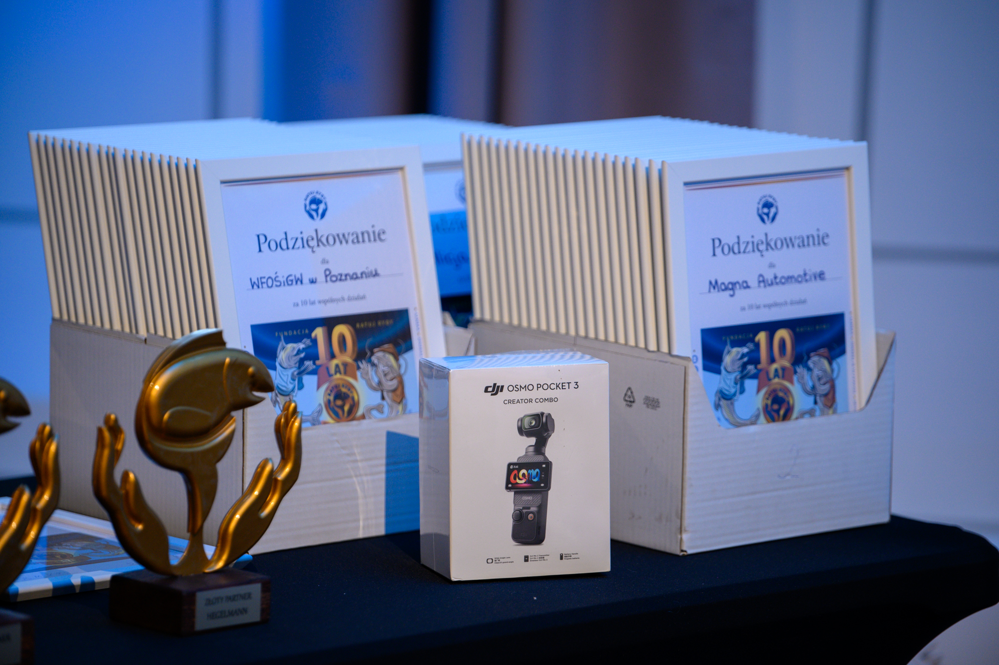 Zdjęcie przedstawia ustawione na stole podziękowania dla gości oprawione w ramki.