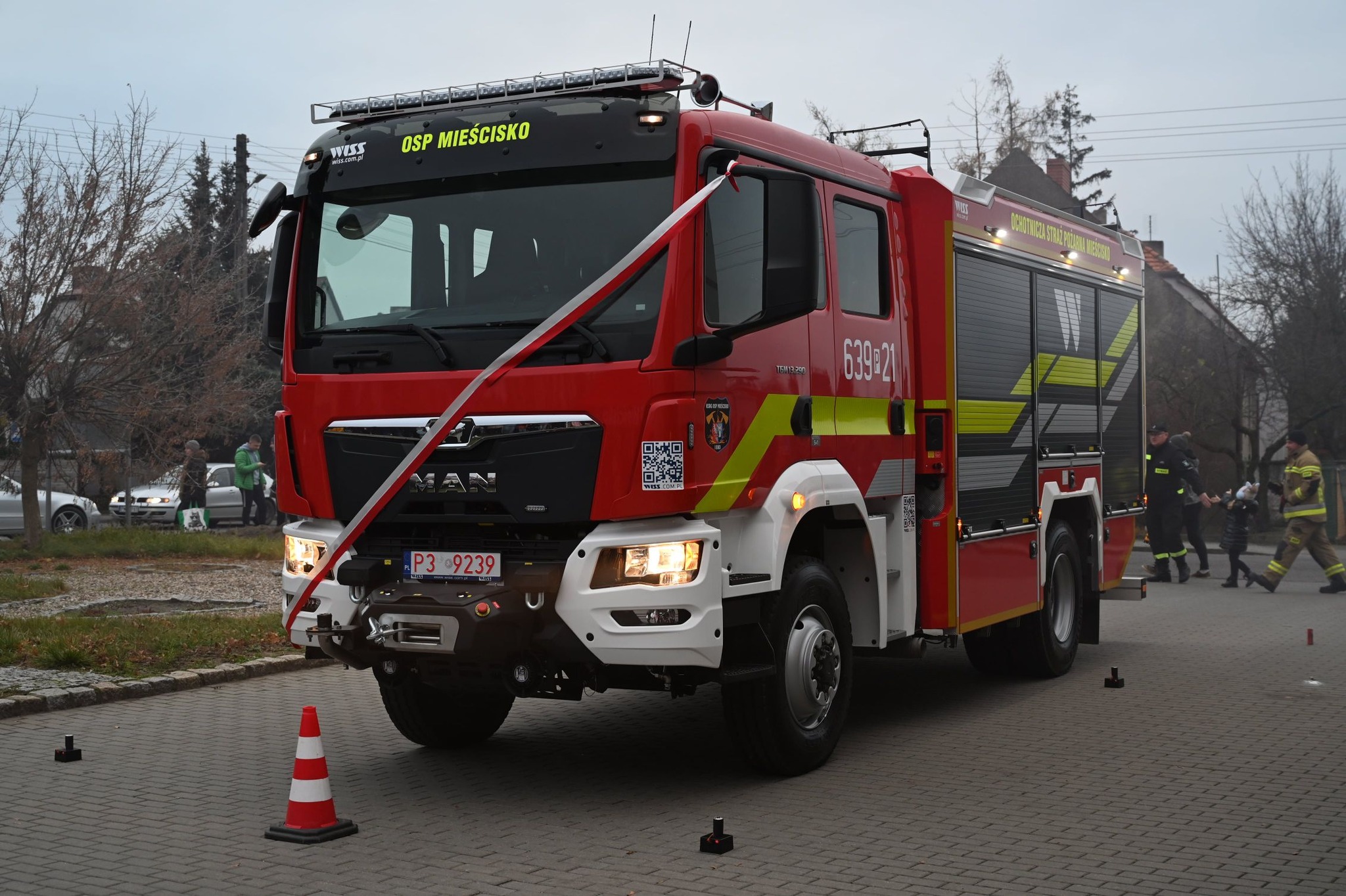 Na zdjęciu widzimy z przodu nowy wóż ratowniczo-gaśniczy dla jednostki Ochotniczej Straży Pożarnej w Mieścisku.