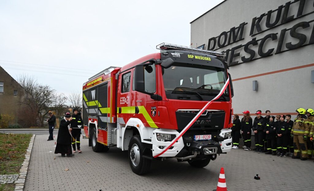 Zdjęcie przedstawia nowy wóz strażacki.