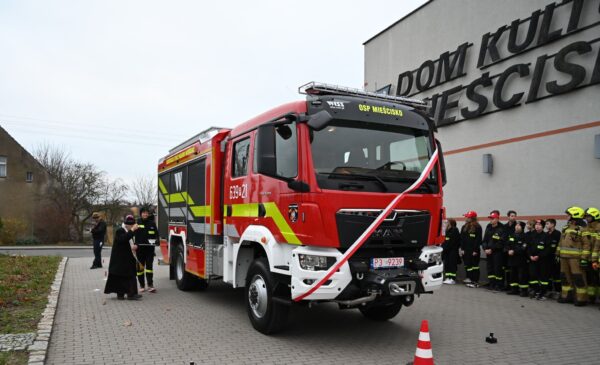 Zdjęcie przedstawia nowy wóz strażacki.