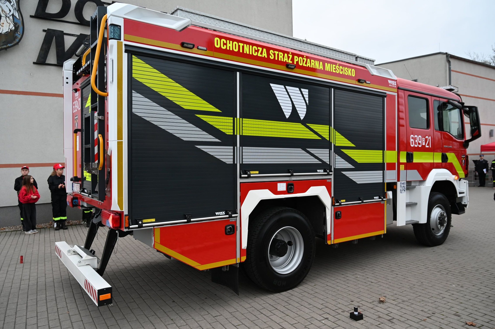 Na zdjęciu widoczny jest wóz ratowniczo-gaśniczy z boku.