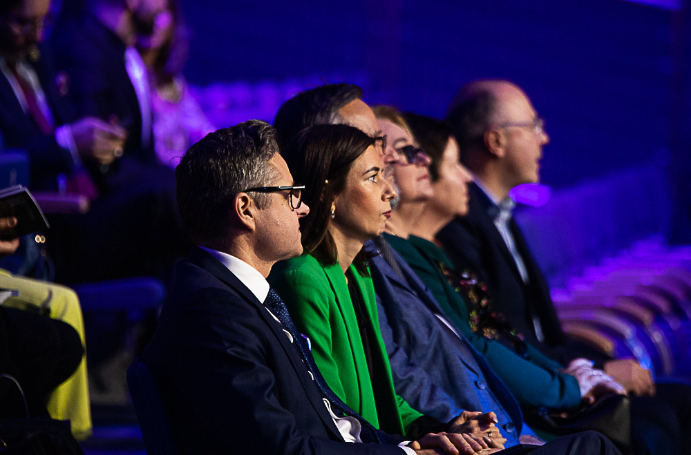 Na zdjęciu widać gości gali, którzy siedzą w pierwszym rzędzie krzeseł.