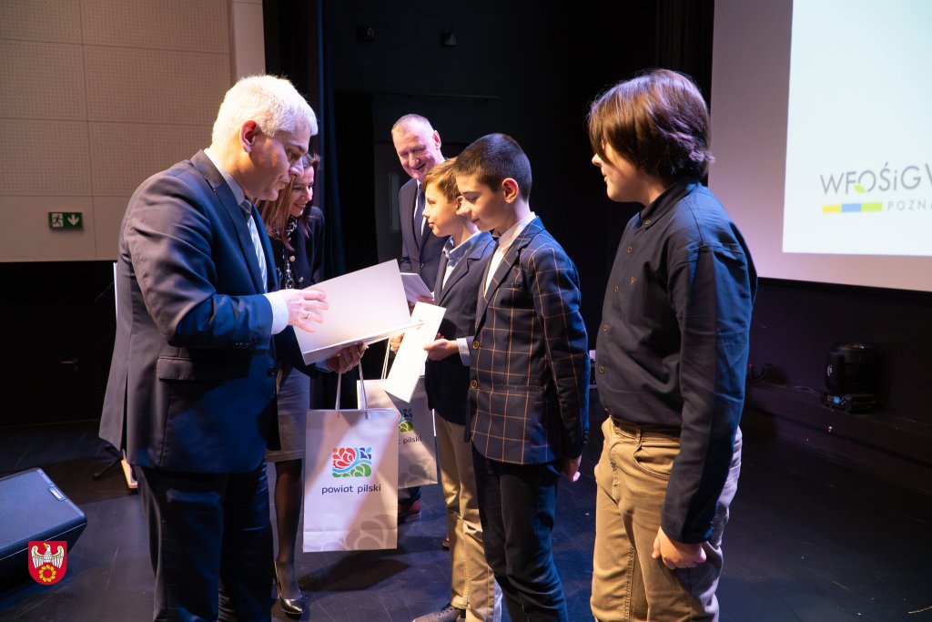 Na scenie trwa wręczanie nagród laureatom przez zaproszonych gości.