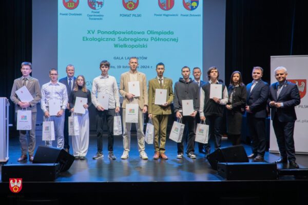 Na scenie do zdjęcia pozują laureaci wraz z gośćmi uroczystości, którzy wręczali nagrody.