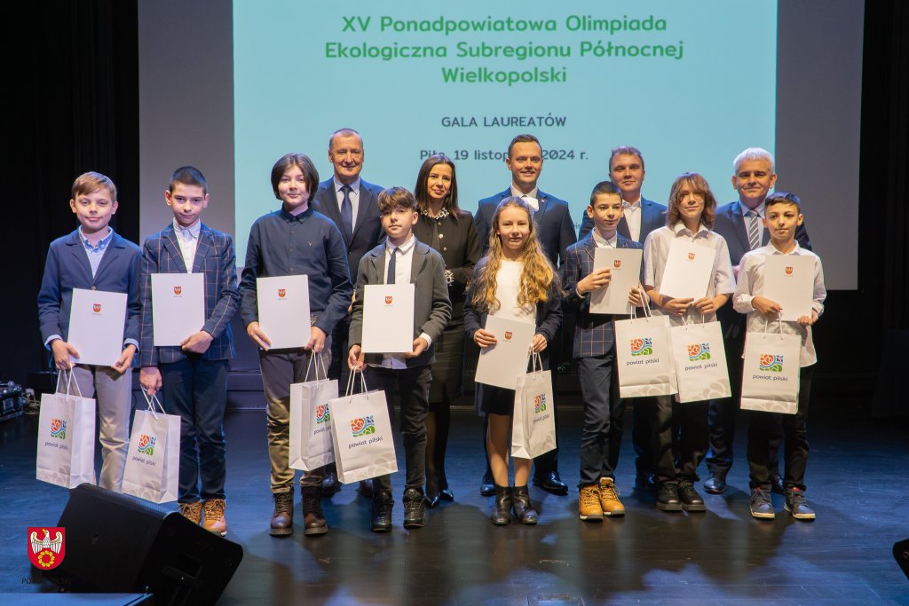 Na scenie do zdjęcia pozują laureaci wraz z gośćmi uroczystości, którzy wręczali nagrody.