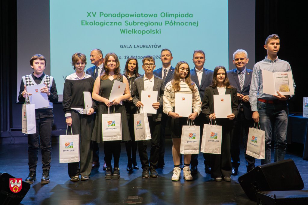 Na scenie do zdjęcia pozują laureaci wraz z gośćmi uroczystości, którzy wręczali nagrody.