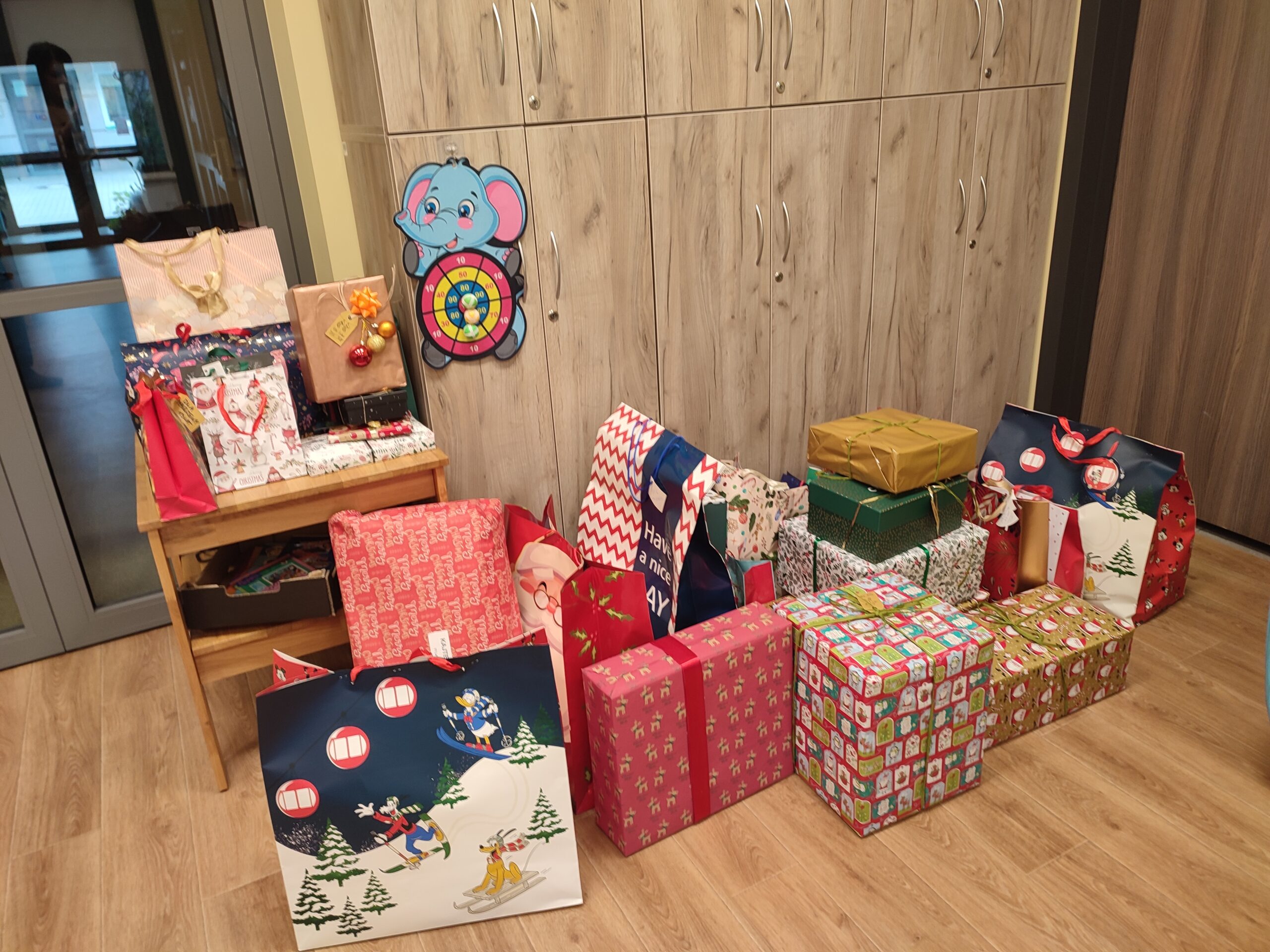 Zdjęcie przedstawia prezenty, które zostały zawiezione do domu dziecka.