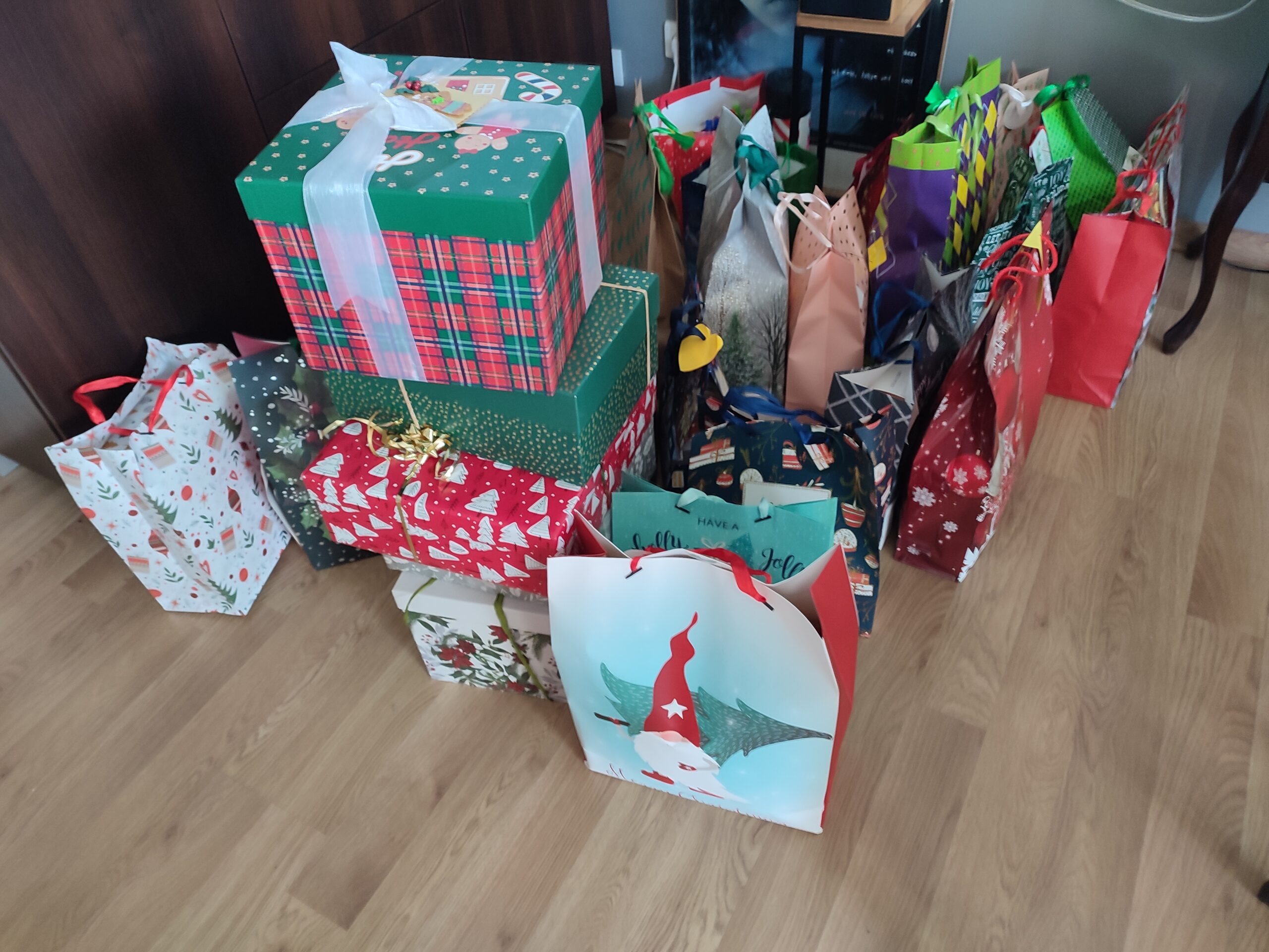 Zdjęcie przedstawia prezenty, które zostały zawiezione do domu dziecka.