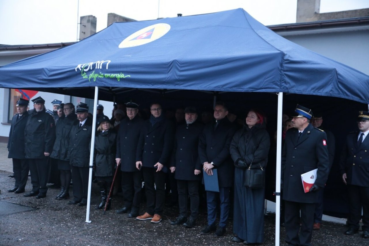 Na zdjęciu widać zadaszenie, a pod nim stoją zaproszeni na uroczystość goście.