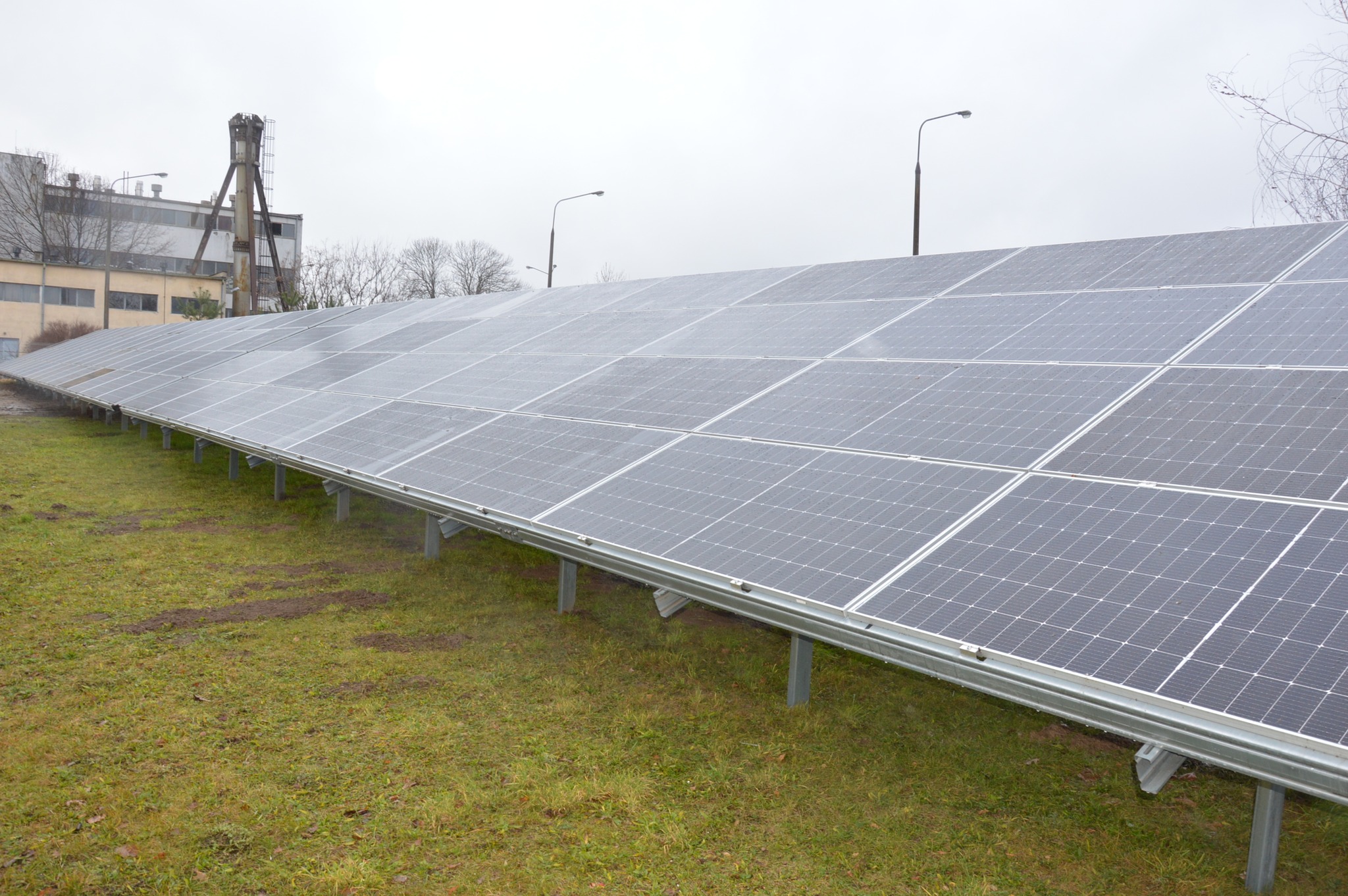 Zdjęcie przedstawia instalację fotowoltaiczną, która była dofinansowana ze środków WFOŚiGW w Poznaniu.
