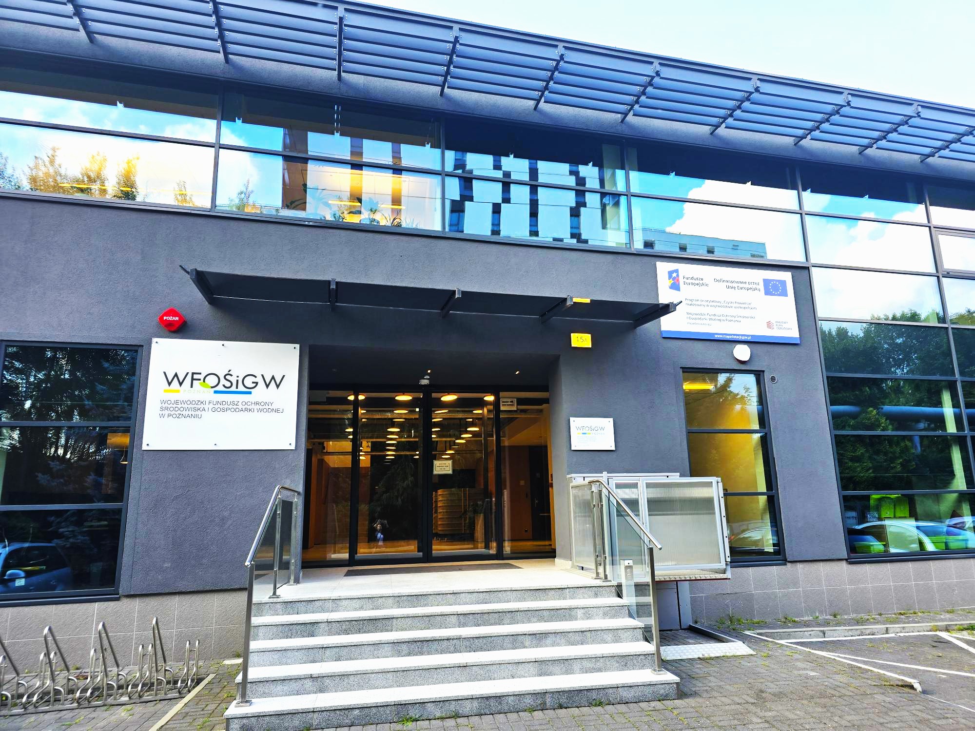 Zdjęcie przedstawia wejście do budynku WFOŚiGW w Poznaniu.