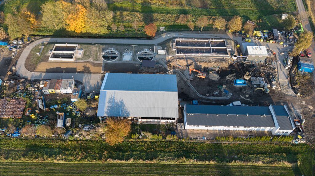 Zdjęcie przedstawia oczyszczalnię ścieków w Szamocinie. Zdjęcie zrobione jest z drona.