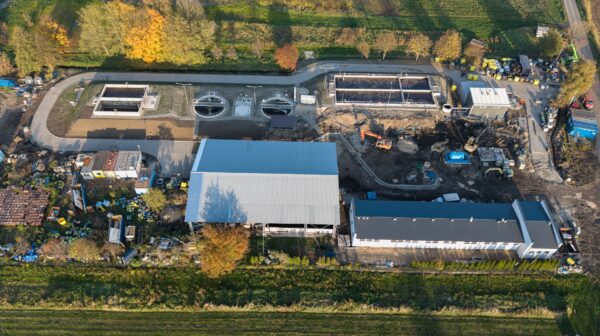 Zdjęcie przedstawia oczyszczalnię ścieków w Szamocinie. Zdjęcie zrobione jest z drona.