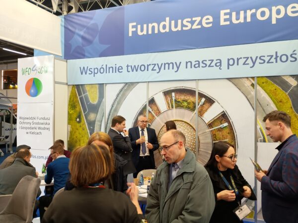 Zdjęcie przedstawia uczestników targów wokół stoiska Funduszy Europejskich