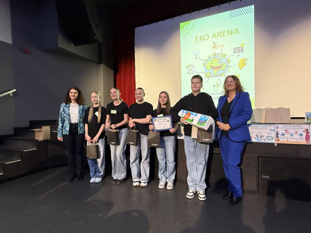 Na zdjęciu na scenie stoi 6 uczniów i osoba, która wręcza im nagrody.