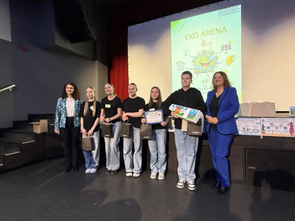 Na zdjęciu na scenie stoi 6 uczniów i osoba, która wręcza im nagrody.