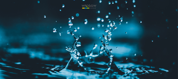 Zdjęcie przedstawia krople wody wpadające do zbiornika wodnego.