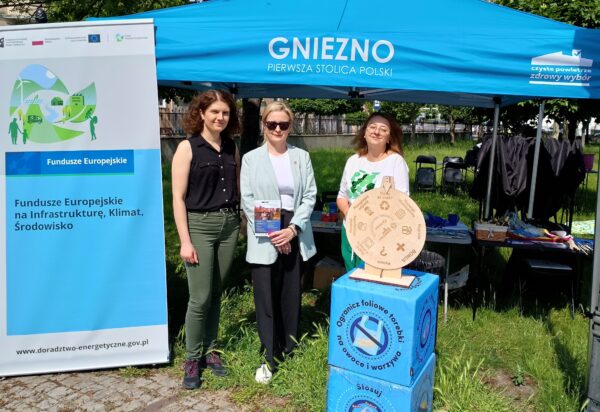 Stoisko WFOŚiGW w Poznaniu, a przed nim stoją 3 osoby.