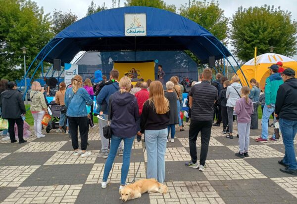 Scena główna, na której zorganizowane były różnego rodzaju występy podczas trwania pikniku.