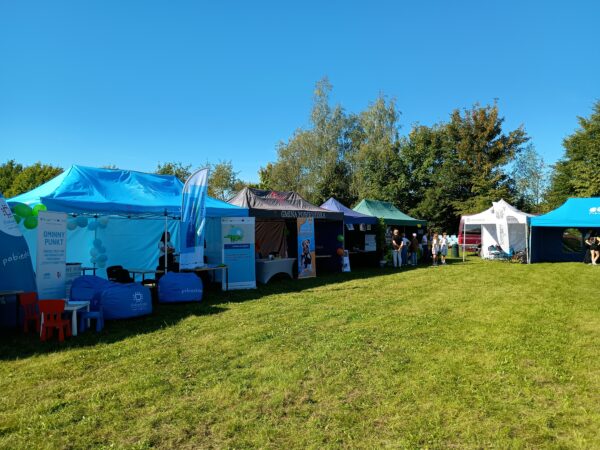 Zdjęcie przedstawia stosika wystawione podczas pikniku.