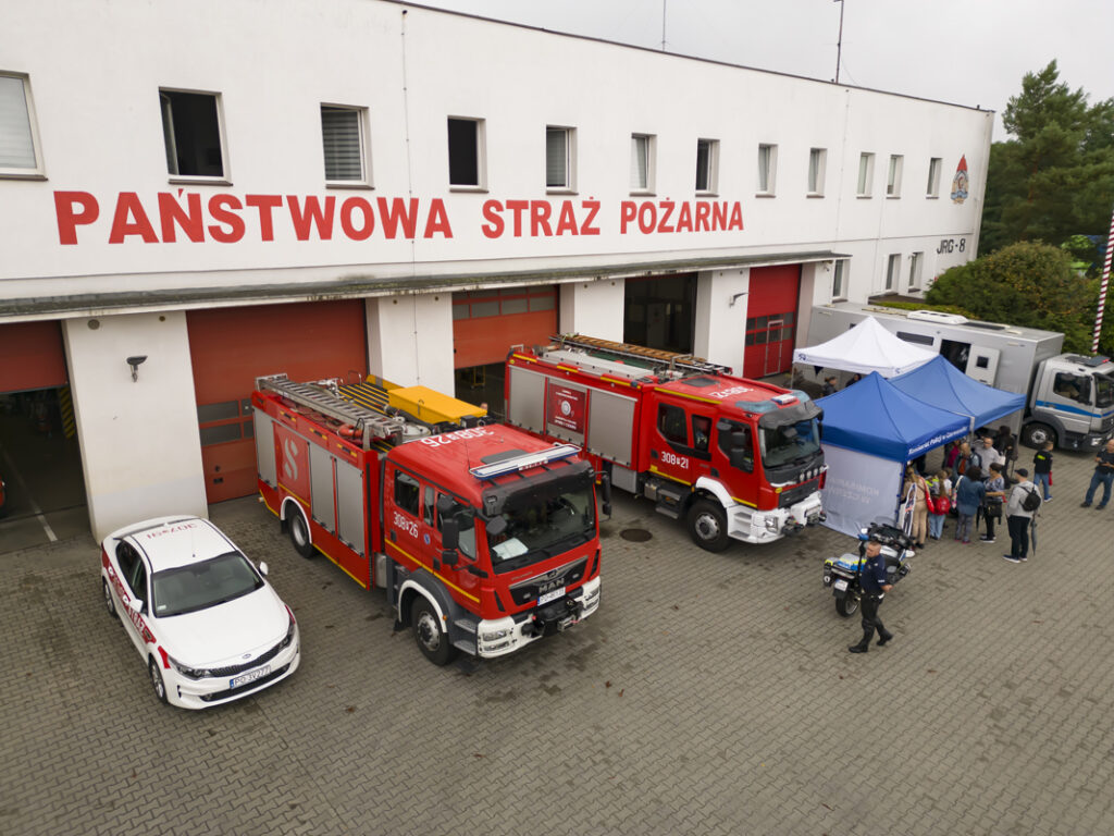 Na zdjęciu widzimy Jednostkę Ratowniczo-Gaśniczą nr 8, na której terenie odbył się piknik.