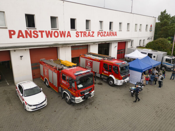 Na zdjęciu widzimy Jednostkę Ratowniczo-Gaśniczą nr 8, na której terenie odbył się piknik.