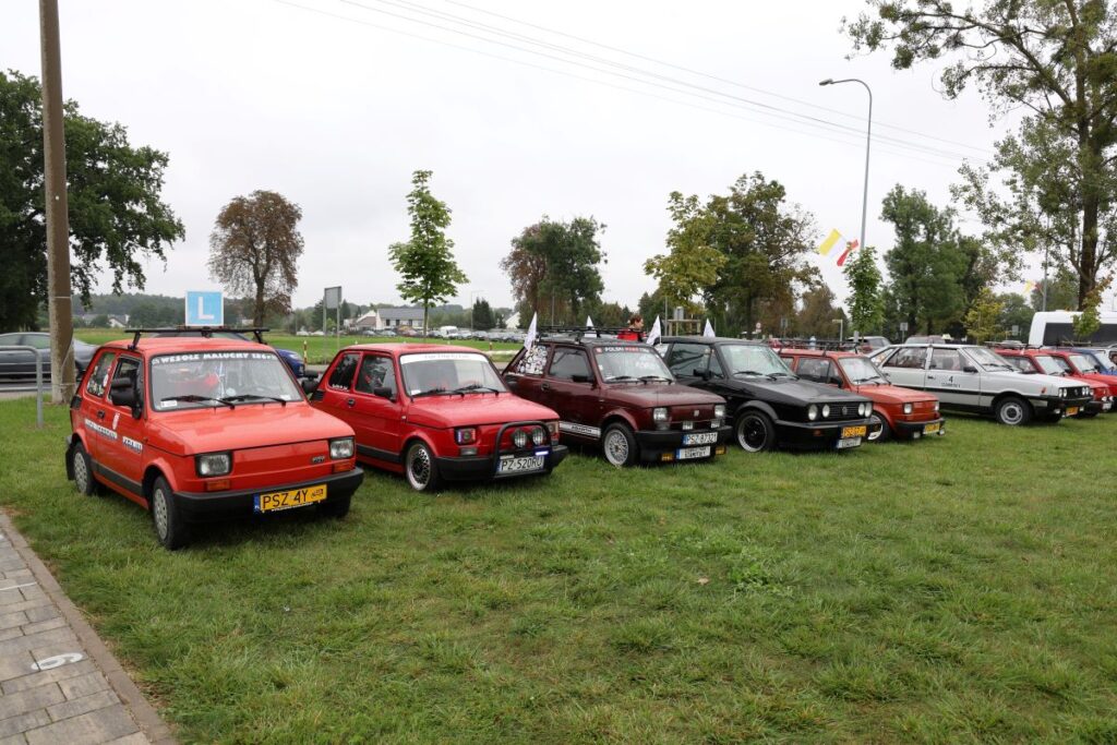 Zdjęcie przedstawia zabytkowe samochody podczas pikniku MOTO EKO ART w Cerekwicy.