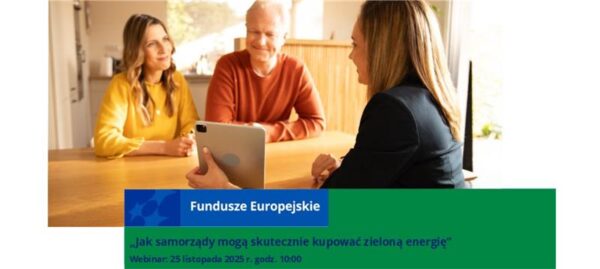 na zdjęciu 3 osoby siedzą przy stole