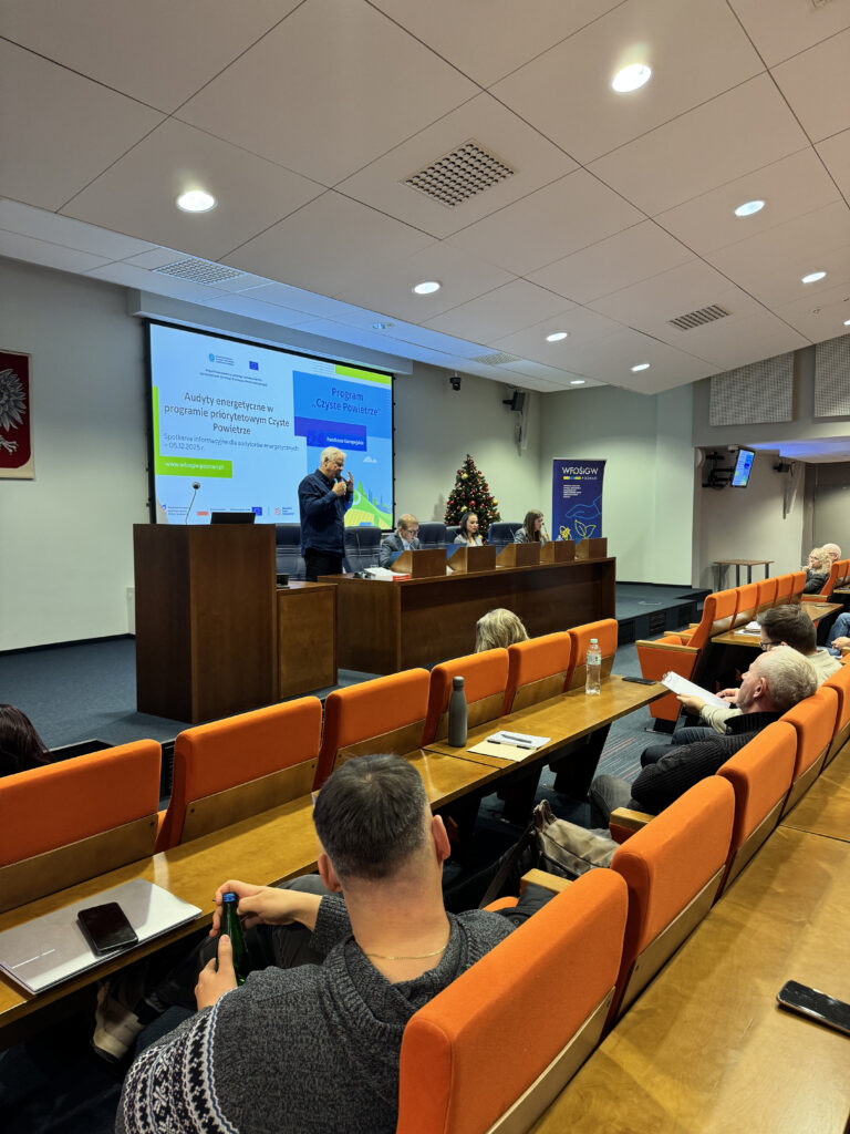 Widok na salę, na której odbywa się spotkanie.